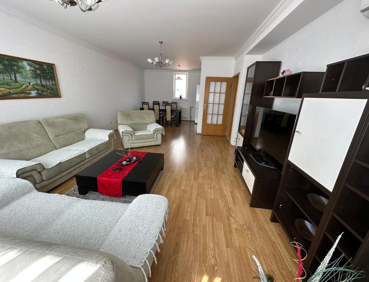 Spacious 3-Bedroom Condo Next To City Center Pristina Eksteriør billede