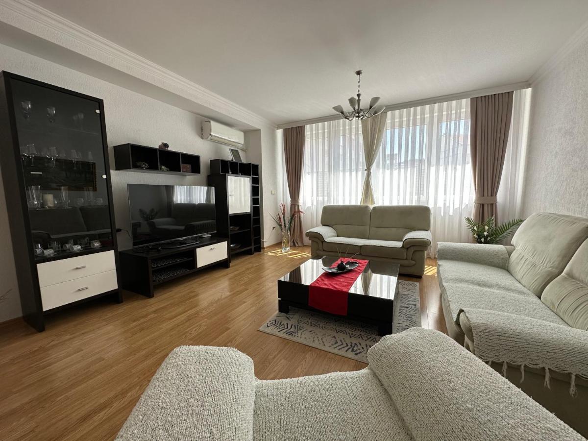 Spacious 3-Bedroom Condo Next To City Center Pristina Eksteriør billede