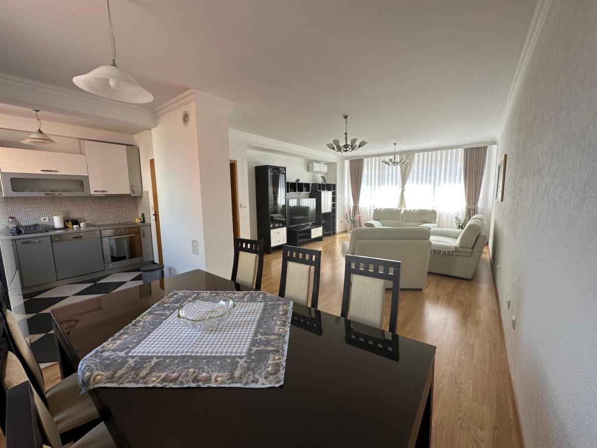 Spacious 3-Bedroom Condo Next To City Center Pristina Eksteriør billede