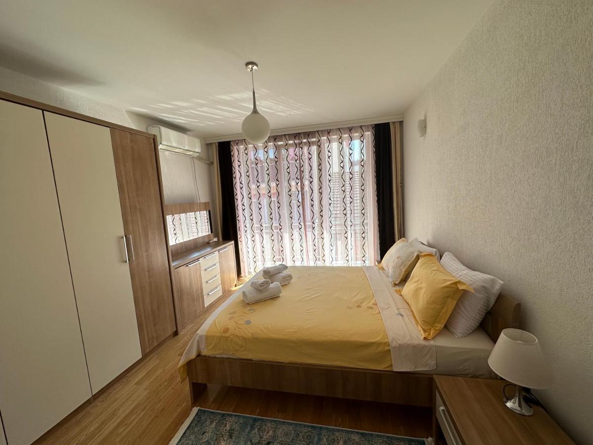 Spacious 3-Bedroom Condo Next To City Center Pristina Eksteriør billede
