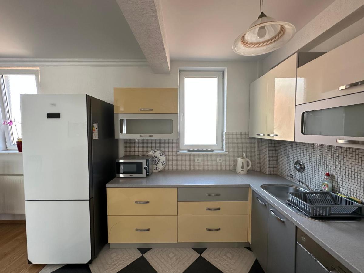 Spacious 3-Bedroom Condo Next To City Center Pristina Eksteriør billede