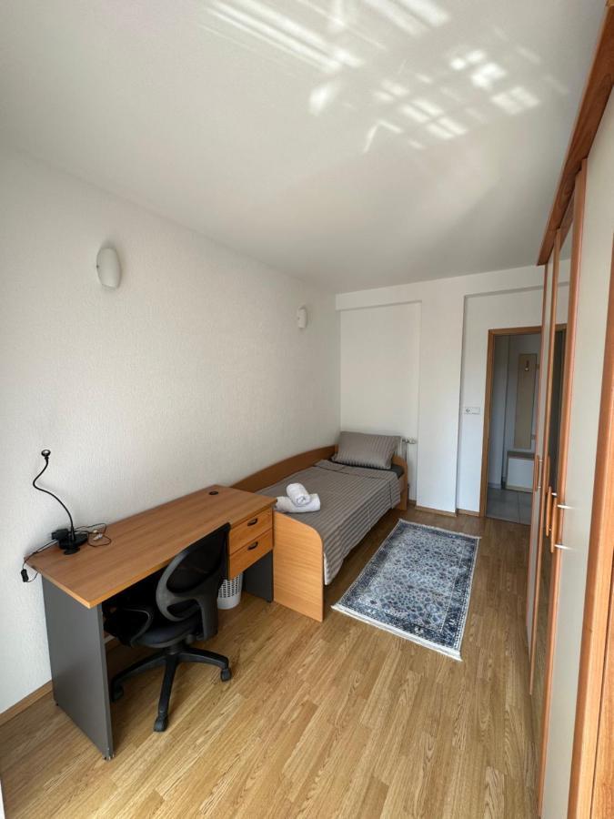 Spacious 3-Bedroom Condo Next To City Center Pristina Eksteriør billede