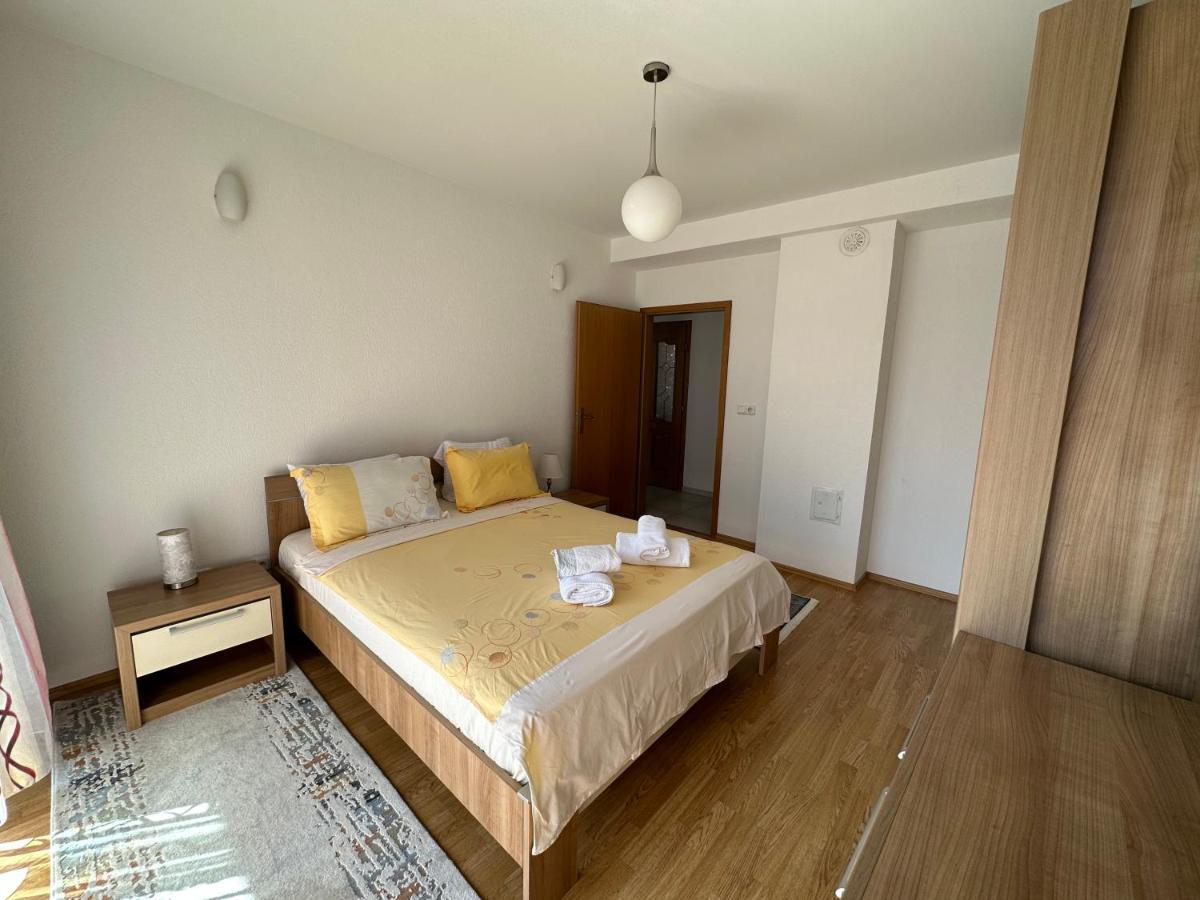 Spacious 3-Bedroom Condo Next To City Center Pristina Eksteriør billede