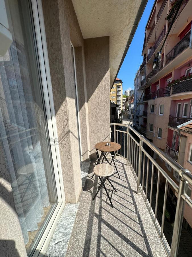 Spacious 3-Bedroom Condo Next To City Center Pristina Eksteriør billede