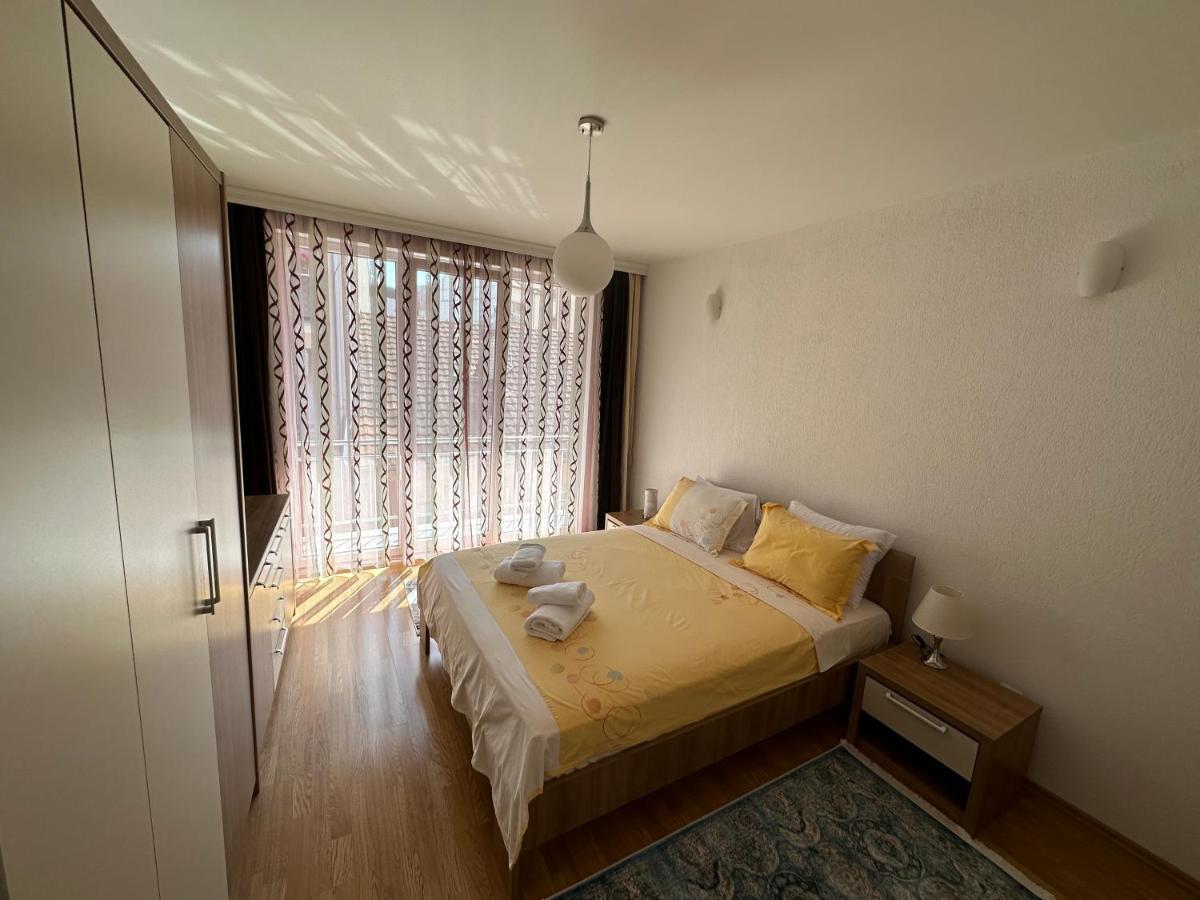 Spacious 3-Bedroom Condo Next To City Center Pristina Eksteriør billede