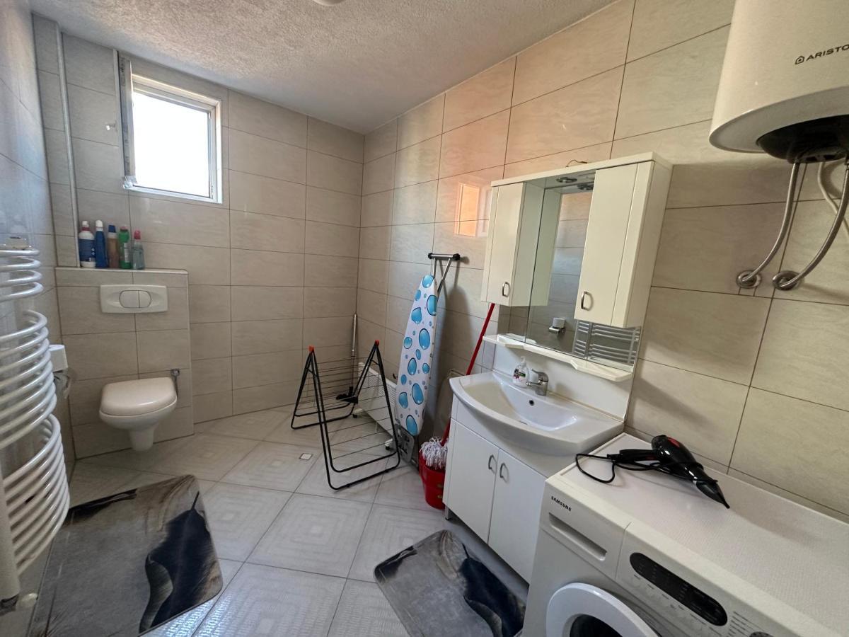 Spacious 3-Bedroom Condo Next To City Center Pristina Eksteriør billede