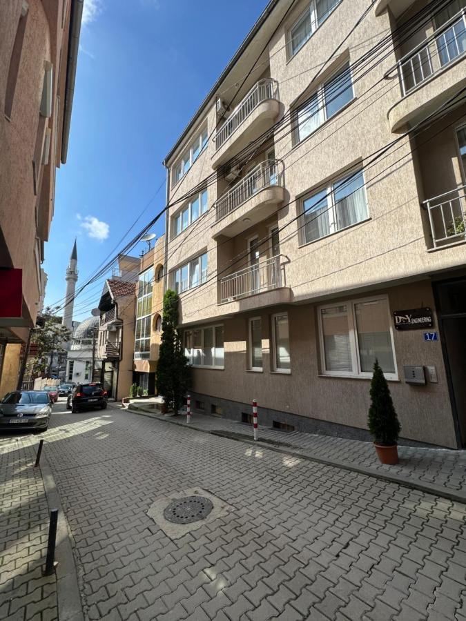 Spacious 3-Bedroom Condo Next To City Center Pristina Eksteriør billede